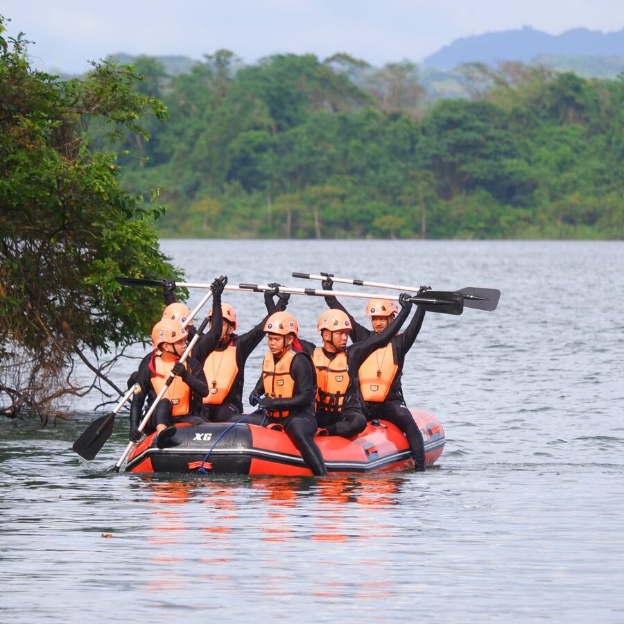 Swift Water and Boat Handling Course training session